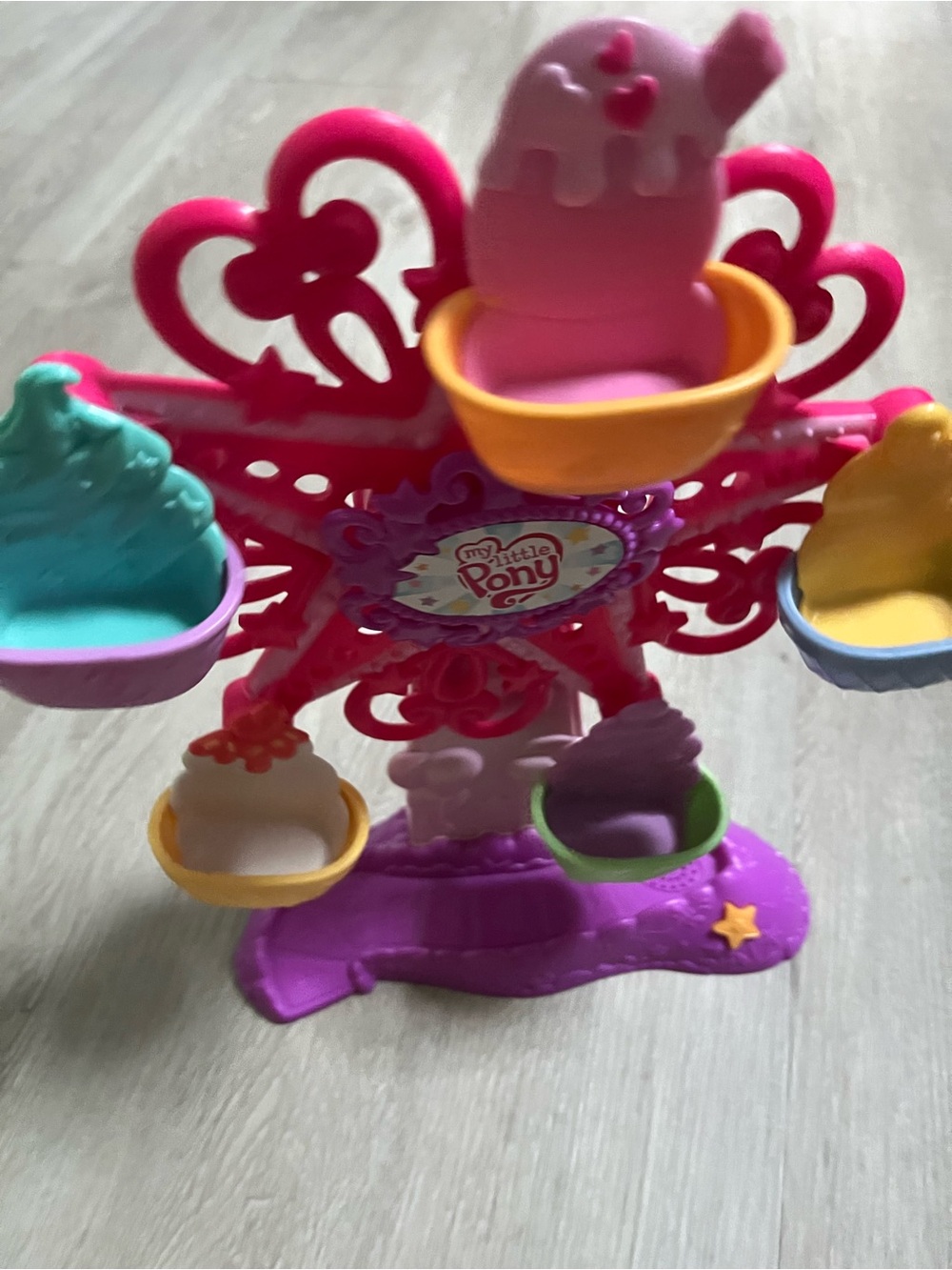 My Little Pony Ferris Wheel Dessert Treats Playset Toy w/Rotating Wheel & Sound - Picture 4 of 5